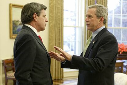 Paul Bremer (izquierda) y George W. Bush, ayer en el Despacho Oval de la Casa Blanca.