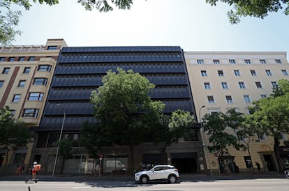 Edificio en la calle de Goya 14, un bloque de oficinas que será convertido en viviendas de lujo.