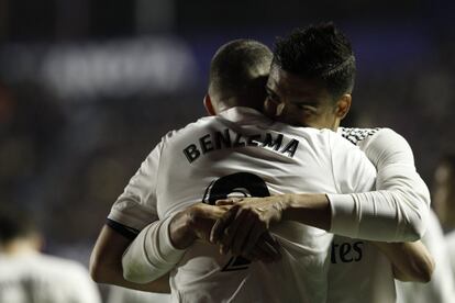 Benzema celebra con Casemiro el primer gol de su equipo ante al Levante.