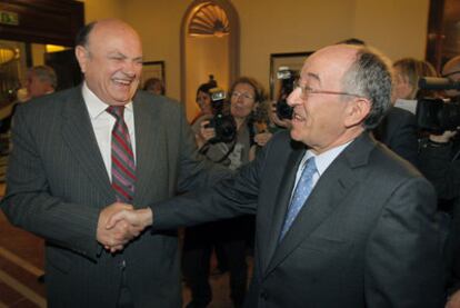 Juan Ramón Quintás (izquierda) saluda al gobernador del Banco de España, Miguel Ángel Fernández Ordóñez, en un acto de 2009.