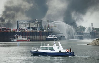 Dos explosiones este lunes en dos plantas de la empresa química BASF, en las ciudades de Lampertheim y Ludwigshafen, han dejado varios desaparecidos y numerosos heridos, según han informado las autoridades y la empresa. En la imagen, bomberos intentan apagar el fuego en la planta química en Ludwigshafen.