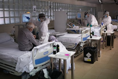 El personal sanitari atén els ingressats per covid-19 a la sala de diàlisi de l'Hospital Clínic.