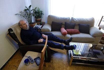 Jose Antonio Arrabal, enfermo de esclerosis lateral amiotr&oacute;fica, en su casa el 2 de abril.