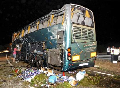 Estado en el que quedó el autocar tras el accidente.