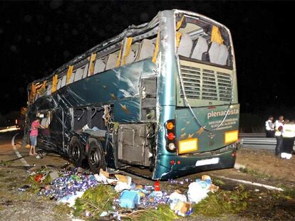 Estado en el que quedó el autocar tras el accidente.