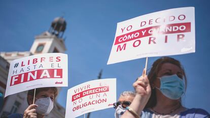 Activistas de la asociación Derecho a Morir Dignamente se concentran para celebrar la entrada en vigor de la ley de la eutanasia en la Puerta del Sol en Madrid, en junio de 2021.