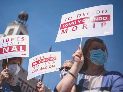 Activistas de la asociación Derecho a Morir Dignamente se concentran para celebrar la entrada en vigor de la ley de la eutanasia en la Puerta del Sol en Madrid, en junio de 2021.