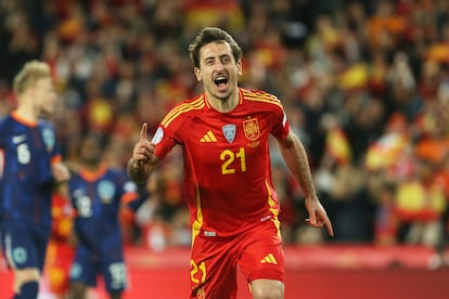 Mikel Oyarzabal, de España, celebra el primer gol del partido ante Paises Bajos.