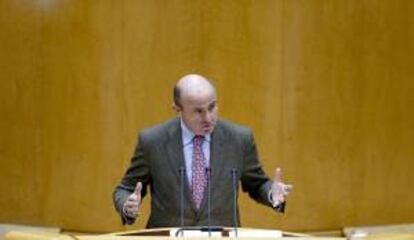 El ministro de Economía y Competitividad, Luis de Guindos, interviene en la sesión de control al Gobierno celebrada esta tarde en el pleno del Senado.