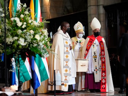 El féretro de Tutu es sacado de la catedral tras la ceremonia por varios religiosos