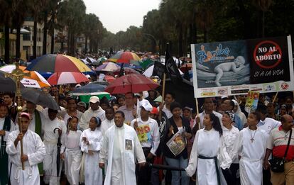 Manifestantes católico protestan contra la posible legalización del aborto terapéutico frente al Congreso en Santo Domingo, en octubre de 2007.