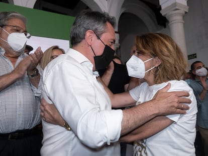 Susana Díaz felicita a Juan Espadas tras conocerse los resultados de las primarias, este domingo en la sede regional del partido en Sevilla.