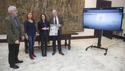 El Ararteko, primero a la derecha, junto a la presidenta del Parlamento vasco.