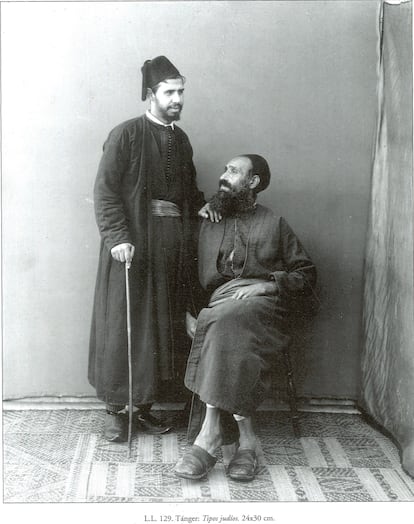 Familia de judíos de Tánger, retratados a mediados del siglo XIX, en una imagen localizada por el Archivo Provincial de Cádiz.