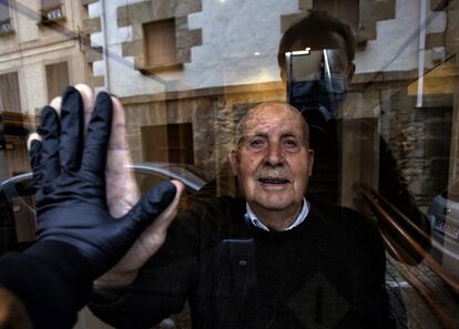 Una mesa de editores ha seleccionado los trabajos enviados por fotógrafos de toda España. En esta imagen, su autor, Unai Beroiz, visita a su abuelo Miguel, de 90 años, durante el confinamiento, al que saluda a través del cristal del portal. Huarte, Navarra, 1 de abril de 2020.