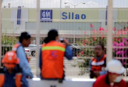 Trabajadores de GM de la planta de Silao