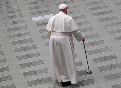 El Papa Francisco llega para recibir en audiencia a los participantes de la Asamblea Plenaria de la Comisión de los Episcopados de la Unión Europea (COMECE) en el Salón Nervi de Vaticano, este jueves.