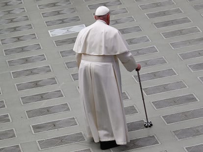 El Papa Francisco llega para recibir en audiencia a los participantes de la Asamblea Plenaria de la Comisión de los Episcopados de la Unión Europea (COMECE) en el Salón Nervi de Vaticano, este jueves.