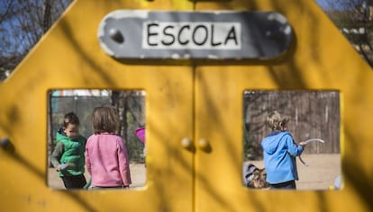 Niños jugando en el patio de una escuela de Manlleu.