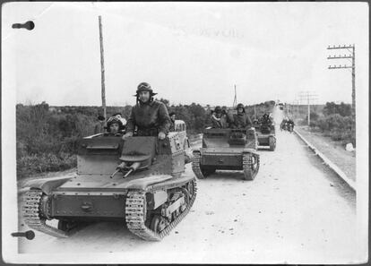 Carros de combate en la carretera de Guadalajara. Marzo de 1937.