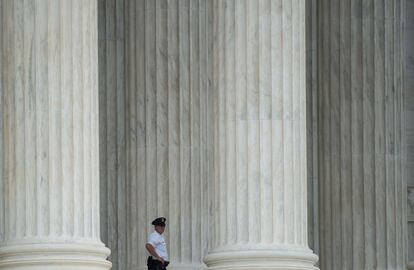 La policía vigila la Corte Suprema el primer día en que el juez Brett Kavanaugh escuchará los argumentos orales, en Washington, el 9 de octubre de 2018. 