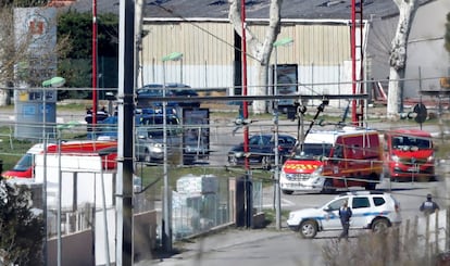 Los servicios de emergencia permanecen aparcados en los alrededores del supermercado de la cadena "Système U", en Trèbes (Francia).