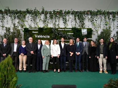 Concejales de todos los grupos políticos del Ayuntamiento, salvo los de Vox, en la foto de familia que se hicieron en la apertura de las jornadas que se celebraron en Valencia por la Capital Verde Europea el pasado 11 de enero.