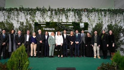 Concejales de todos los grupos políticos del Ayuntamiento, salvo los de Vox, en la foto de familia que se hicieron en la apertura de las jornadas que se celebraron en Valencia por la Capital Verde Europea el pasado 11 de enero.
