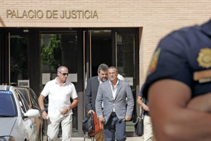 Enrique Ortiz, a la derecha, tras declarar en los juzgados de Orihuela sobre el <i>caso Brugal.</i>