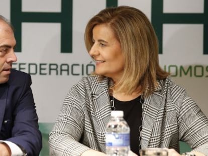 Lorenzo Amor, presidente de ATA, junto a Fátima Báñez, minsitra de Empleo y Seguridad Social.