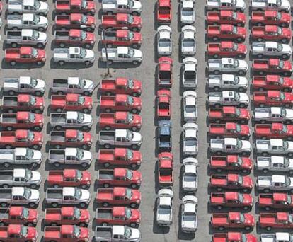 Vehículos tipo <i>pickup</i> de DaimlerChrysler almacenados en Detroit en julio pasado.