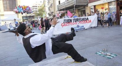 La manifestación de Ernai a la entrada al Casco Viejo de San Sebastián.