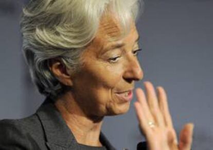 En la imagen un registro de la directora gerente del Fondo Monetario Internacional (FMI), Christine Lagarde, quien recordó que la medida coincide con las recomendaciones dadas por el FMI para aliviar los problemas de banco débiles en España. EFE/Archivo