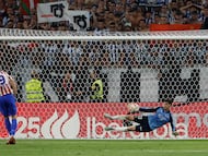 El guardameta de la Real Sociedad, Unai Marrero, detiene el lanzamiento de Sorloth en la final de la Copa del Rey.