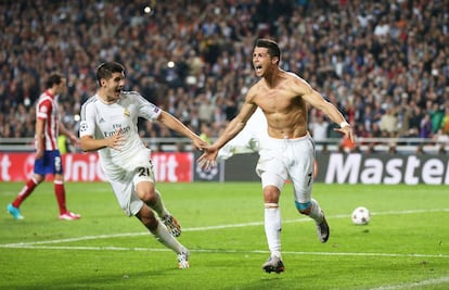 Ronaldo celebra su gol ante el Atlético de Madrid con Álvaro Morata, el cuarto del equipo blanco, durante la final de Champions en Lisboa, el 24 de mayo de 2014.