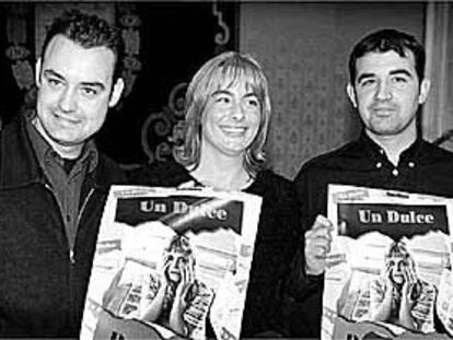 En la imagen, Vicente Seva (a la derecha), junto a su ayudante de producción, David Seva, y a la concejal de Turismo, Sonia Castanedo.