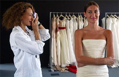 Marisa Berenson fotografía a su hija, ayer en Barcelona.