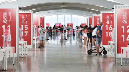 Vacunación de los menores de 12 a 16 años con la primera dosis de Moderna en la Ciudad de las Artes, Valencia, el 16 de agosto de 2021.