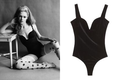 En 1960, abrió el primer Club Playboy en Chicago. Fue entonces cuando se cimentó el sex-appeal del body. A la izda., Edie Sedgwick con body de Venus y medias de Givenchy en 1966; a la dcha., body de la colección de Navidad de Bershka (14,99 €).