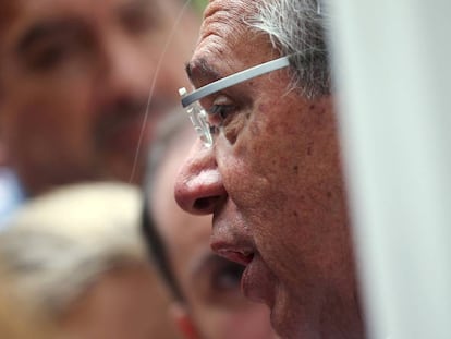 Paulo Guedes habla con periodistas antes de una reunión que mantuvo en Río de Janeiro con el presidente electo Jair Bolsonaro.