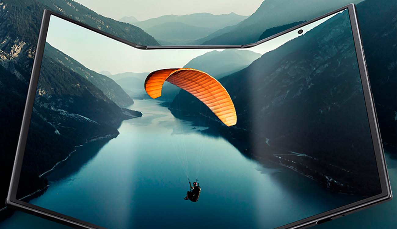 Teléfono Samsung Galaxy Z TriFold reproduciendo un vídeo