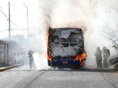 Bombeiros combatem as chamas de ônibus incendiado em Uberaba.