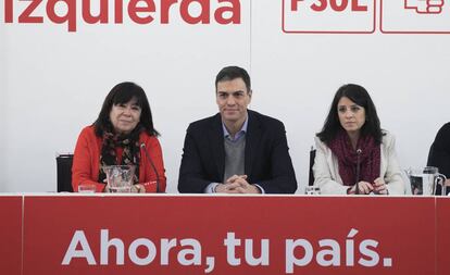 El secretario general de PSOE Pedro Sanchez en la reunion de la Ejecutiva en Ferraz junto a Cristina Narbona y Adriana Lastra.