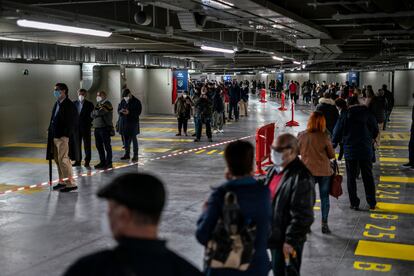 Cientos de personas hacen cola para vacunarse en el estadio Wanda Metropolitano, en Madrid, el pasado 5 de abril.