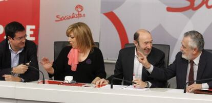 Rubalcaba charla con Jos&eacute; Antonio Gri&ntilde;&aacute;n, presidente del PSOE, este lunes durante la reuni&oacute;n de la Ejecutiva Federal.