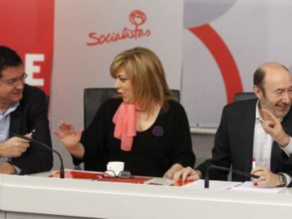 Rubalcaba charla con José Antonio Griñán, presidente del PSOE, este lunes durante la reunión de la Ejecutiva Federal.