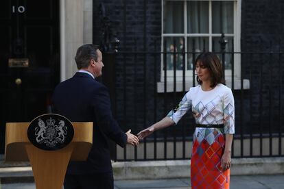 David Cameron junto a su esposa, Samantha Cameron, tras dimitir como primer ministro en Downing Street, el 24 de junio de 2016 en Londres. 