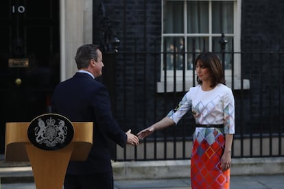 David Cameron junto a su esposa, Samantha Cameron, tras dimitir como primer ministro en Downing Street, el 24 de junio de 2016 en Londres. 