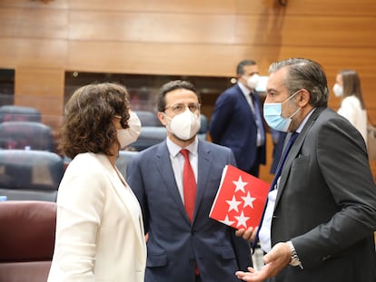 Isabel Díaz Ayuso habla con Javier Fernández-Lasquetty y Enrique López, este jueves en la Asamblea de Madrid.