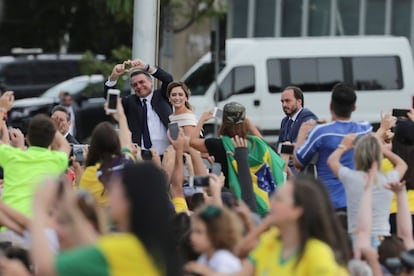 Jair Bolsonaro saluda a la multitud junto a su esposa Michele, subidos a un Rolls Royce.